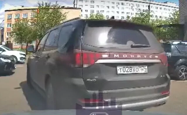  «Cдавал задним ходом и вину не признает»: водитель устроил ДТП на парковке в Красноярске