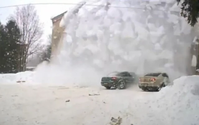  В Угличе с крыши здания сошла огромная снежная лавина и повредила два автомобиля