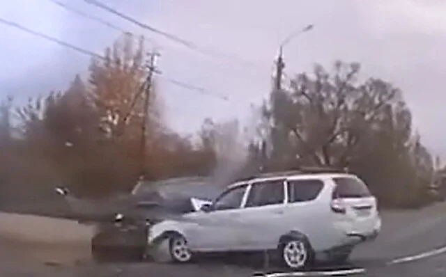  «Сломаны три ребра»: «Лада» и «Фольксваген» столкнулись в Уфе