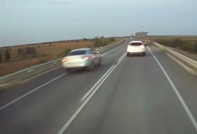  «Обгонял через сплошную»: Renault и Hyundai лоб в лоб столкнулись в Ростовской области