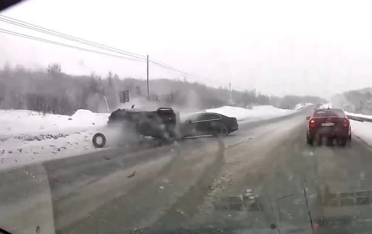  «Не справилась с управлением при обгоне»: женщина и младенец пострадали в ДТП под Мурманском