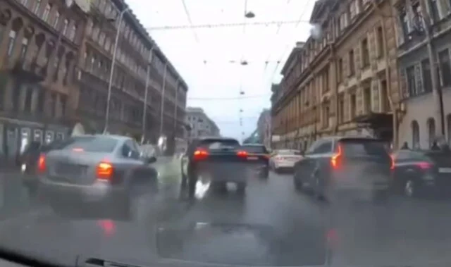  &laquo;Что делать в такой ситуации и как быть дальше?&raquo;: в Петербурге водитель провоцировал аварию и ск