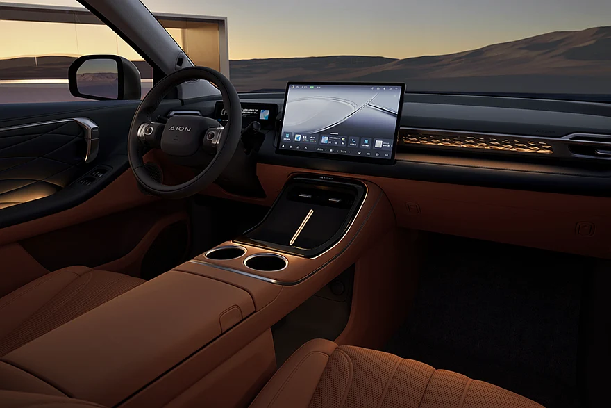 На фото: салон GAC Aion V