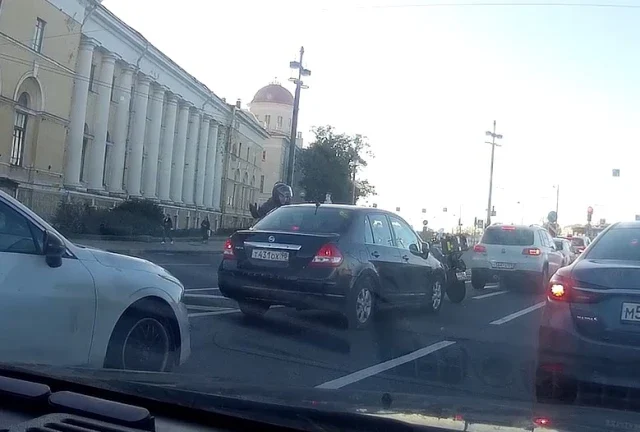  Мотоциклист и водитель устроили разборки на дороге в Петербурге