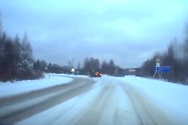  «Не вписался в поворот»: в Ленобласти автомобиль съехал с дороги в кювет и врезался в столб