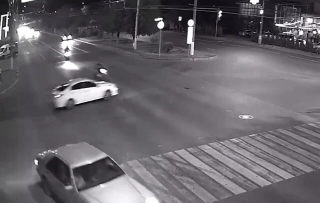  В Волгограде водитель питбайка пытался скрыться от полиции и врезался в автомобиль