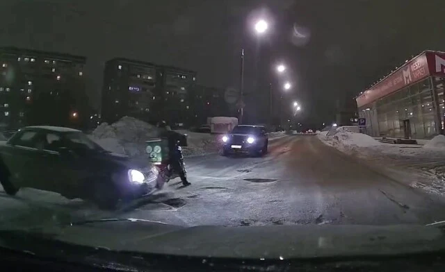  В Петрозаводске &laquo;Лада Приора&raquo; подбила доставщика еды и скрылась