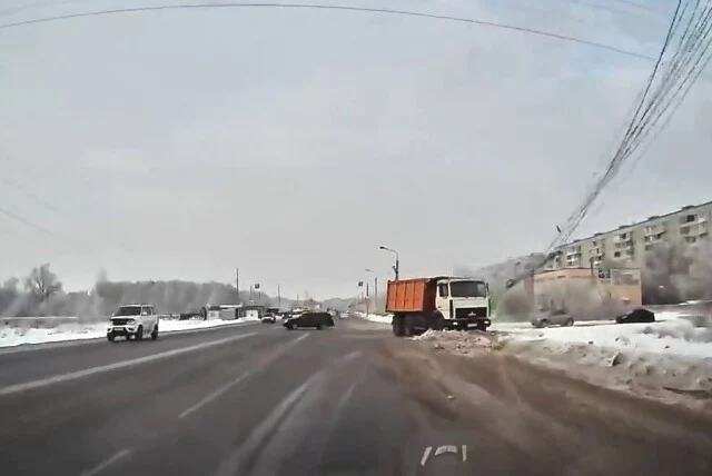 В Омске водитель самосвала пожалел водителя «Лады» и врезался в столб