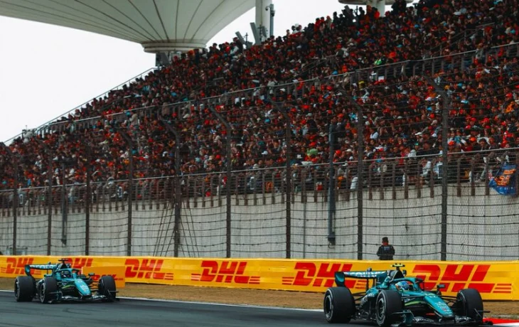 Фернандо Алонсо разминает онемевшие руки на скорости 300 км/ч. Видео