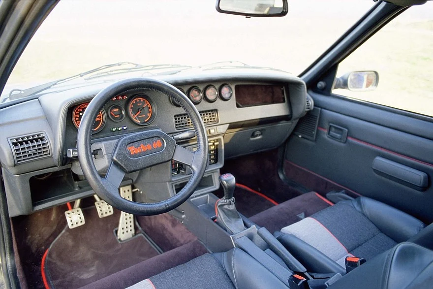 Дорожный Peugeot 205 Turbo 16