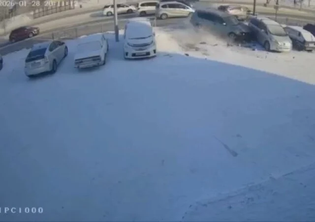  &laquo;Уходил от столкновения с попутным автомобилем&raquo;: камера запечатлела момент ДТП в Улан-Удэ