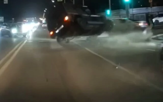  В Краснодаре водитель «Гелендвагена» сильно торопился и влетел в два попутных легковых автомобил