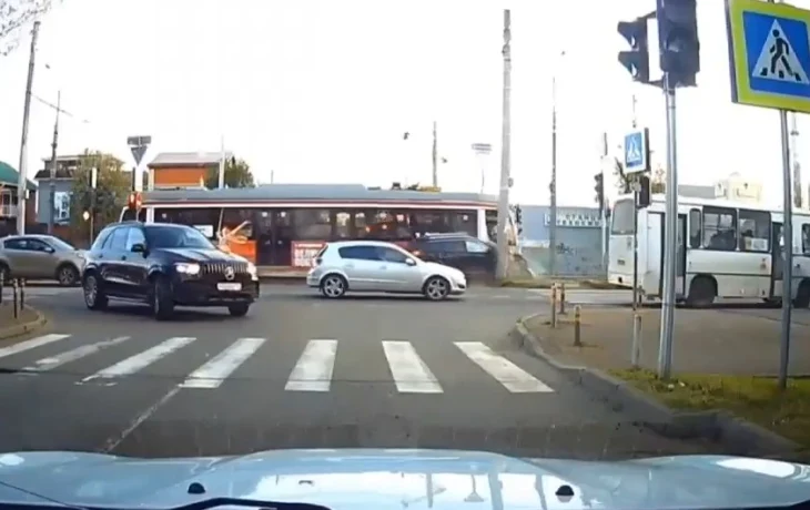 	Момент ДТП в Краснодаре: девушка на «Ниссане» при повороте налево не пропустила трамвай