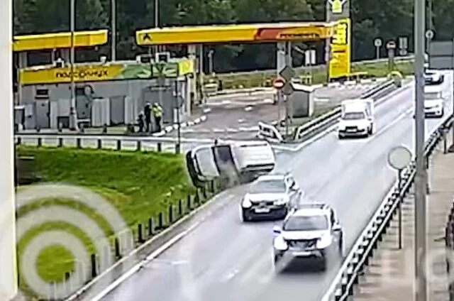  Формула-1 отдыхает: «Ларгус» опрокинулся в результате ДТП на МКАД