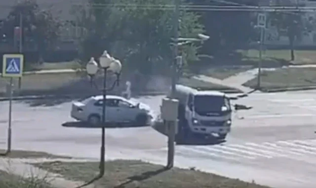  Водитель грузовика не уступил дорогу легковому автомобилю на перекрестке в Белгороде