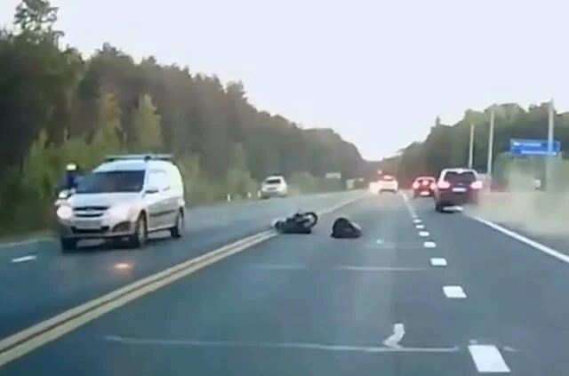  Едва не оказался под колёсами встречных машин: водитель мопеда пострадал в результате ДТП в Киро