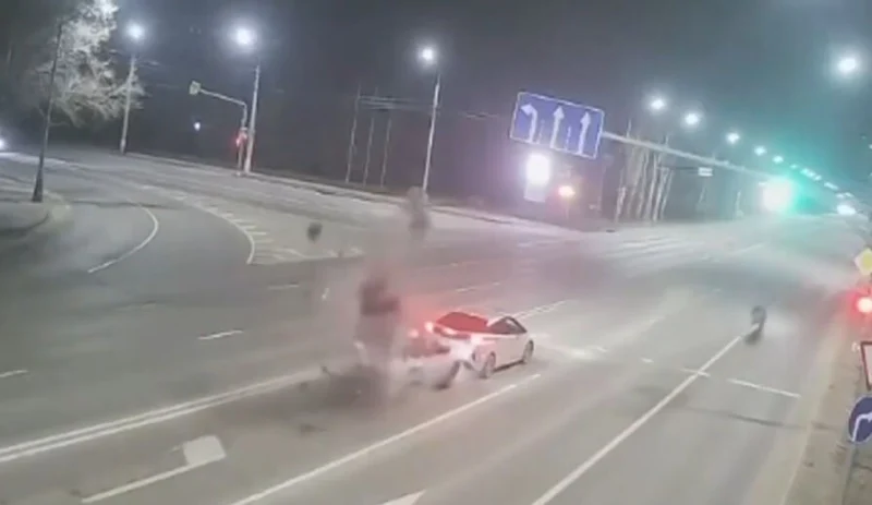  18-летний мотоциклист на скорости врезался в автомобиль ВАЗ-2110 в Луганске