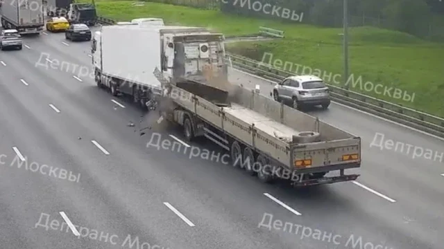  Два грузовика столкнулись на Московской КАД