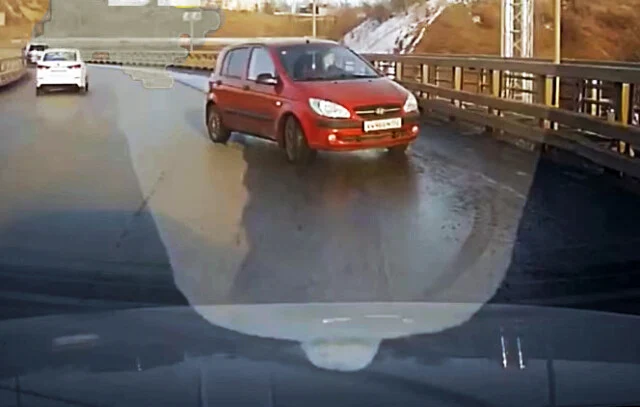  Девушка на красном «Гетце» ушла в занос на метромосту в Нижнем Новгороде