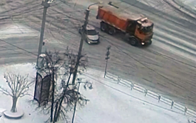  Легковой автомобиль и самосвал столкнулись на перекрестке в Челябинске