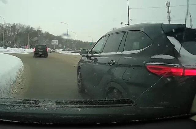  &laquo;Столкновения избежать не удалось&raquo;: два автомобиля столкнулись на кольце в Подольске