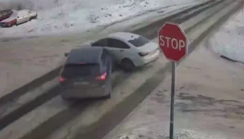  Женщина на кроссовере протаранила седан на одном из перекрестков в Великом Новгороде