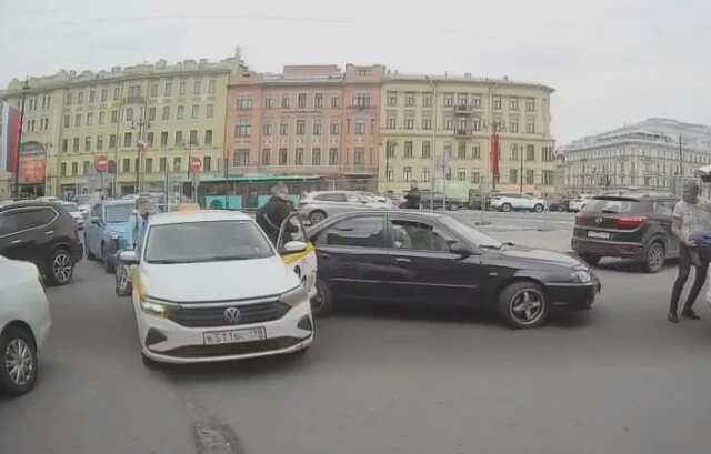  Момент ДТП на парковке у Московского вокзала