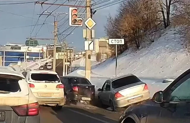  ДТП на светофоре в Чебоксарах: водитель автомобиля Kia не смог затормозить и въехал в «Ладу Гран
