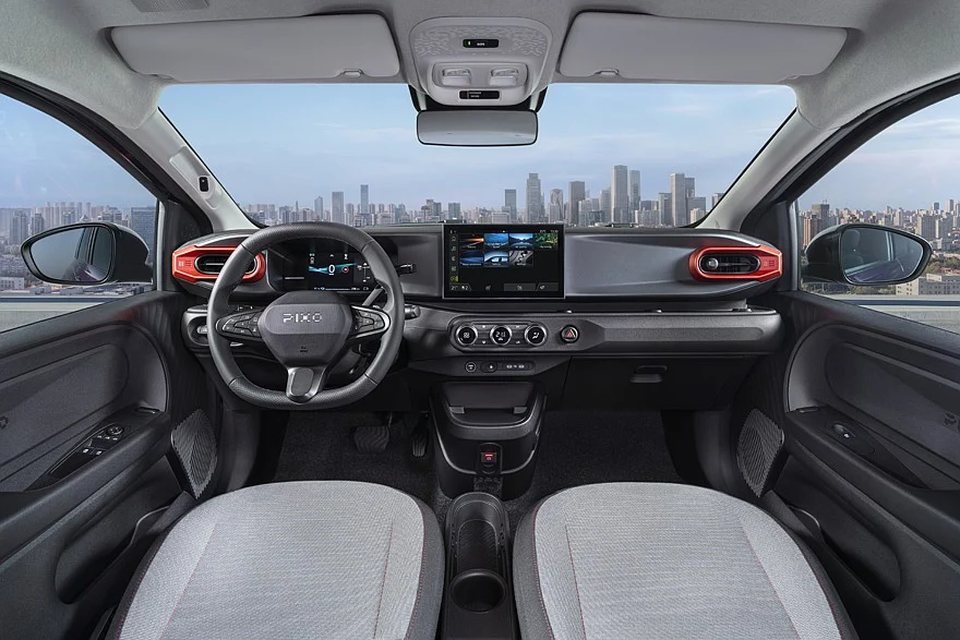 На фото: салон Nissan Pixo