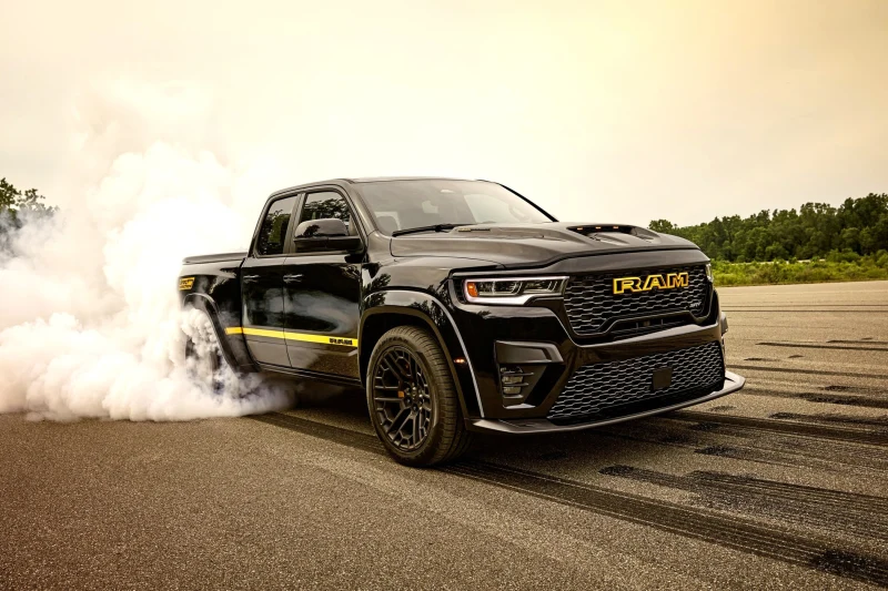 Заводской тюнинг для Ram 1500 Rumble Bee: большие &laquo;мясорубки&raquo;, подвеска, выхлоп, декор
