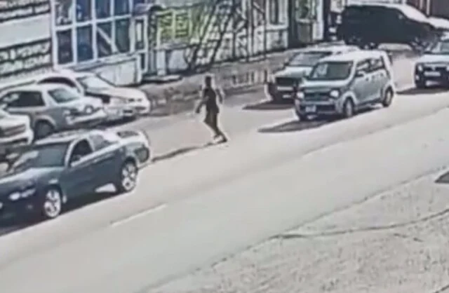  В Омске девушка сбила перебегавшего дорогу мужчину
