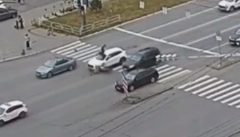 22-летний курьер пострадал от столкновения с автомобилем в Челябинске