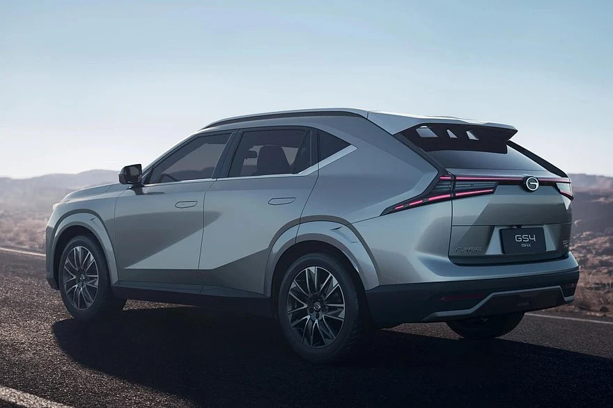 А это GAC Trumpchi GS4 Max, он же GAC GS4 в России и на других экспортных рынках. Считающийся в Китае &laquo;четвертым&raquo; поколением кроссовер сделан на базе GAC Trumpchi Emkoo, который уже покинул домашний рынок