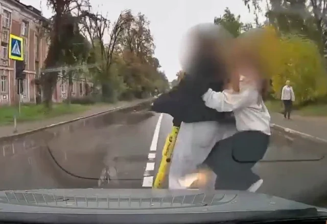  В Твери начинающий водитель сбил двух девушек на электросамокате