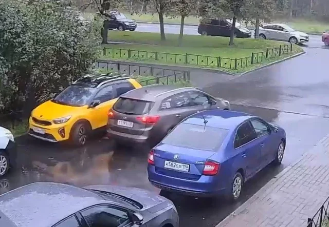  В Петербурге водитель автомобиля Kia Ceed повредил припаркованную машину и скрылся