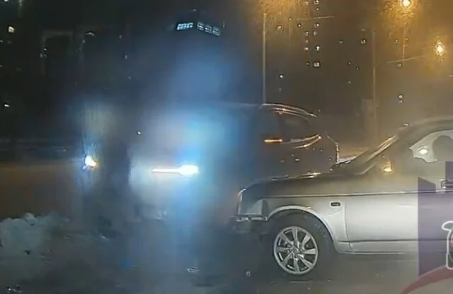  В Красноярске водитель &laquo;Лады&raquo; пытался скрыться от сотрудников ДПС и столкнулся с другим автомоби