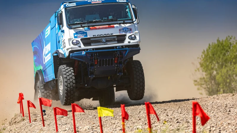 КАМАЗ «потерял» два экипажа, МАЗ уступил лидерство. Итоги 3-го этапа «Шелкового пути»