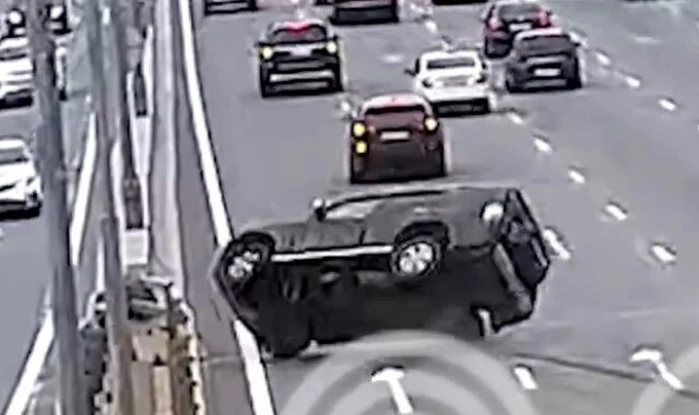  «Наехал на стык»: камеры запечатлели, как внедорожник перевернулся на МКАД