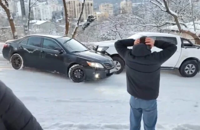  &laquo;День жестянщика в Ялте&raquo;: десятки ДТП произошли в курортном городе из-за снегопада