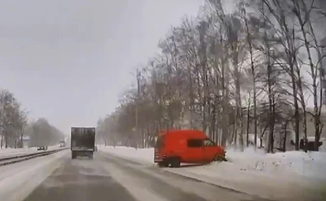  &laquo;Опережал поток машин по правой полосе&raquo;: микроавтобус врезался в столб в Чебоксарах