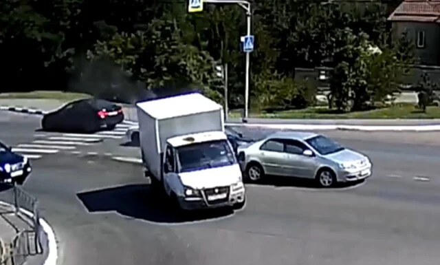  Камера запечатлела момент ДТП на перекрестке в Белгороде