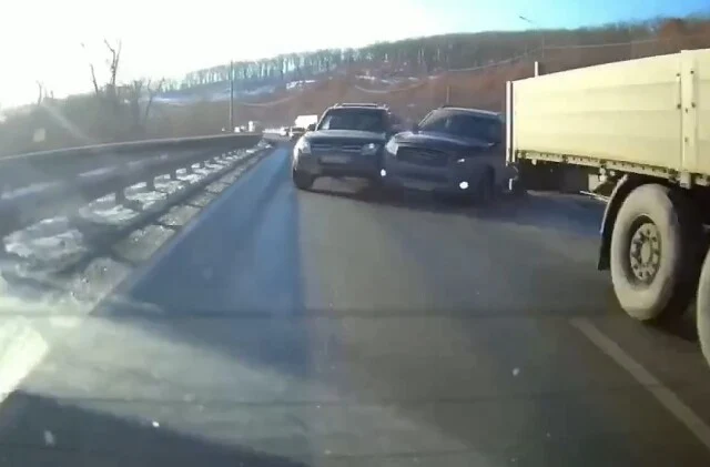  «Не все успели затормозить»: стоящий большегруз спровоцировал ДТП на объездной Владивостока