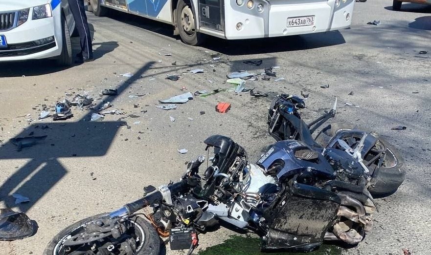 В Самаре водитель автомобиля «Лада Гранта» поворачивал налево и не пропустил мотоцикл