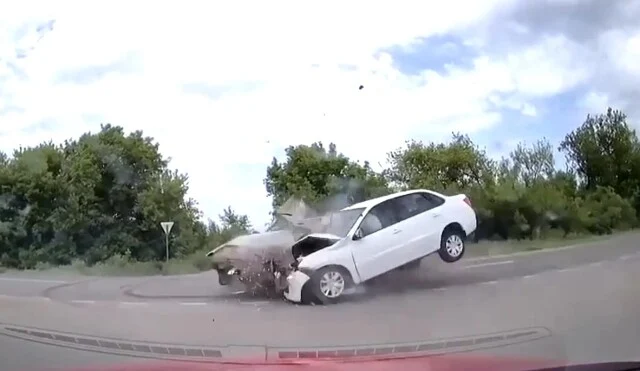  «Выезжали с кладбища»: два автомобиля столкнулись на трассе в Мордовии