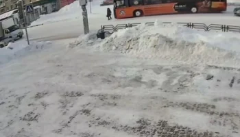  &laquo;Переходила дорогу на зеленый&raquo;: автобус сбил женщину в Каменске-Уральском