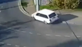  В Краснодаре водитель универсала не вписался в поворот и врезался в столб