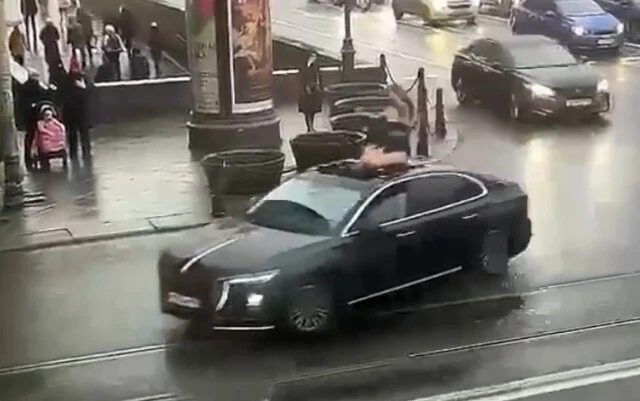  Женщина прокатилась по Санкт-Петербургу на крыше автомобиля