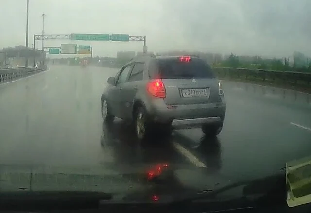  Аквапланирование на КАД: Suzuki потерял управление и столкнулся с ограждением