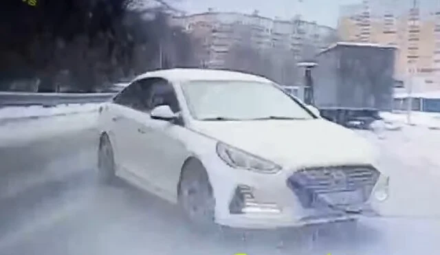  ДТП в Чебоксарах: водитель автомобиля Hyundai решил по встречке объехать поворачивающий автомоби