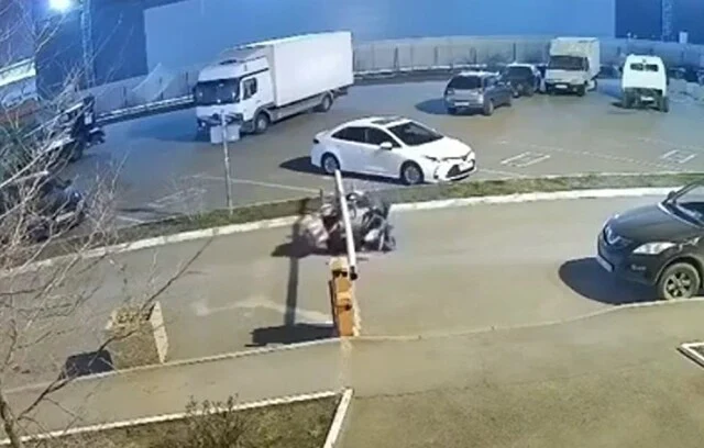  В Краснодаре курьер на мопеде решил проверить на прочность шлагбаум